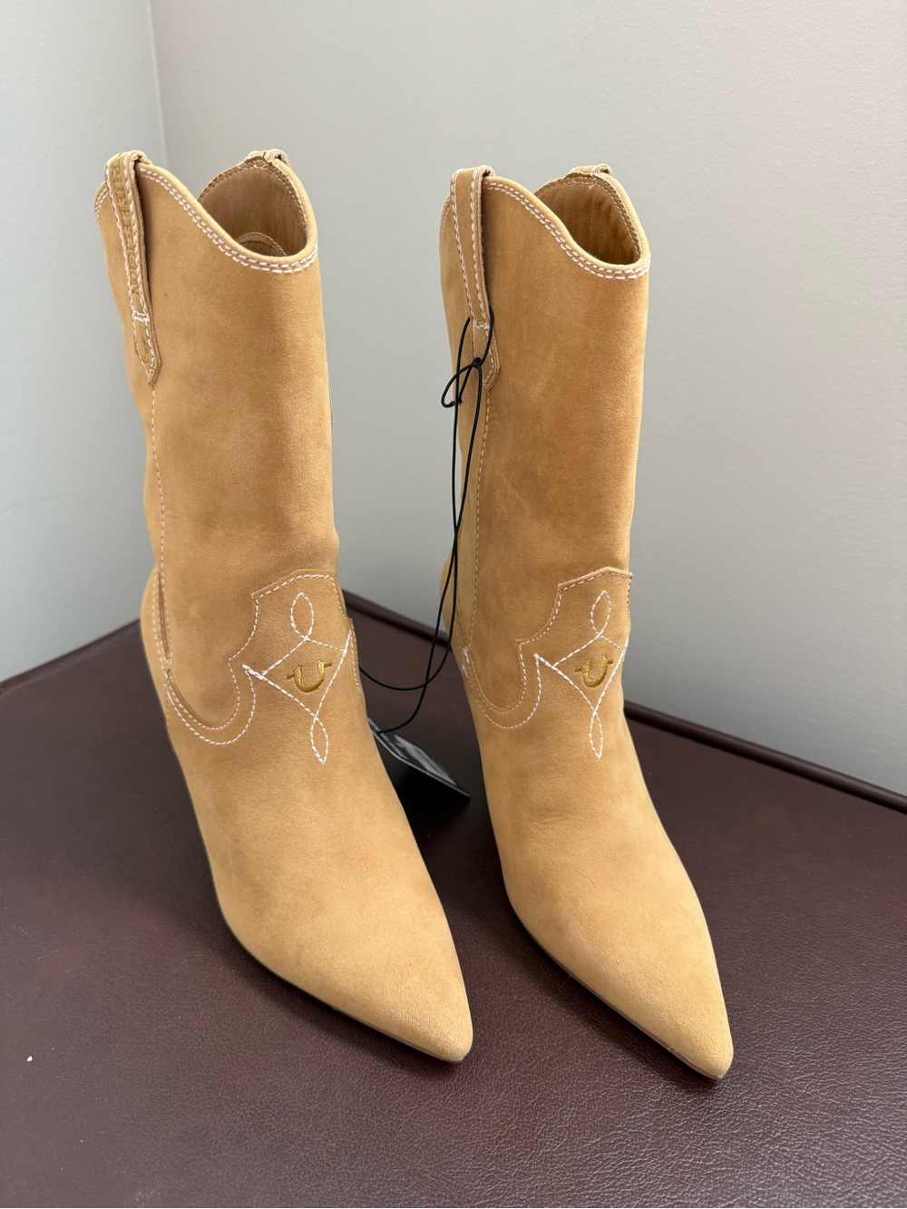 BRAND NEW True Religion Tan Suede Pointed-Toe Mid-Heel Western Boots - Picture 2 of 4